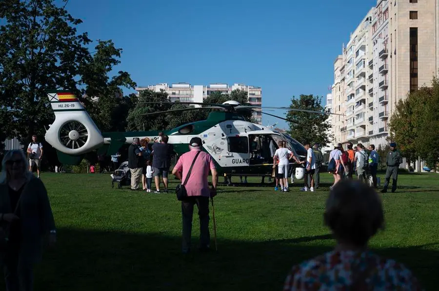 Varias personas visitan los helic&oacute;pteros de la Guardia Civil durante la inauguraci&oacute;n de la exposici&oacute;n 50 Aniversario de la creaci&oacute;n del Servicio A&eacute;reo de la Guardia Civil. / Pedro Puente Hoyos