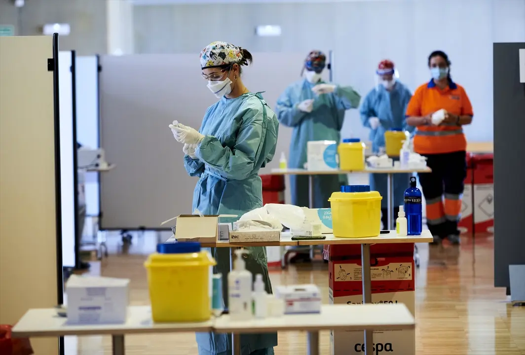 Una profesional sanitaria, en un dispositivo de vacunaci&oacute;n masiva. / Alerta