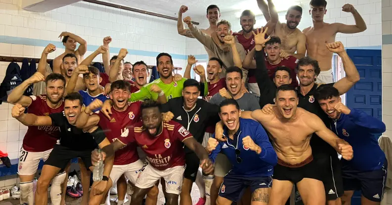 Los jugadores de la Gimn&aacute;stica, celebran la victoria.