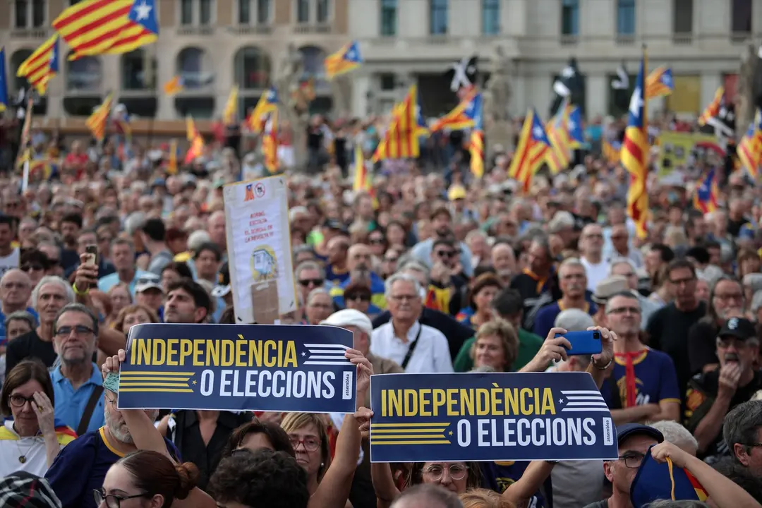 Imagen de los concentrados en el acto del sexto aniversario del 1-O en la plaza Catalunya. / Kike Rinc&oacute;n