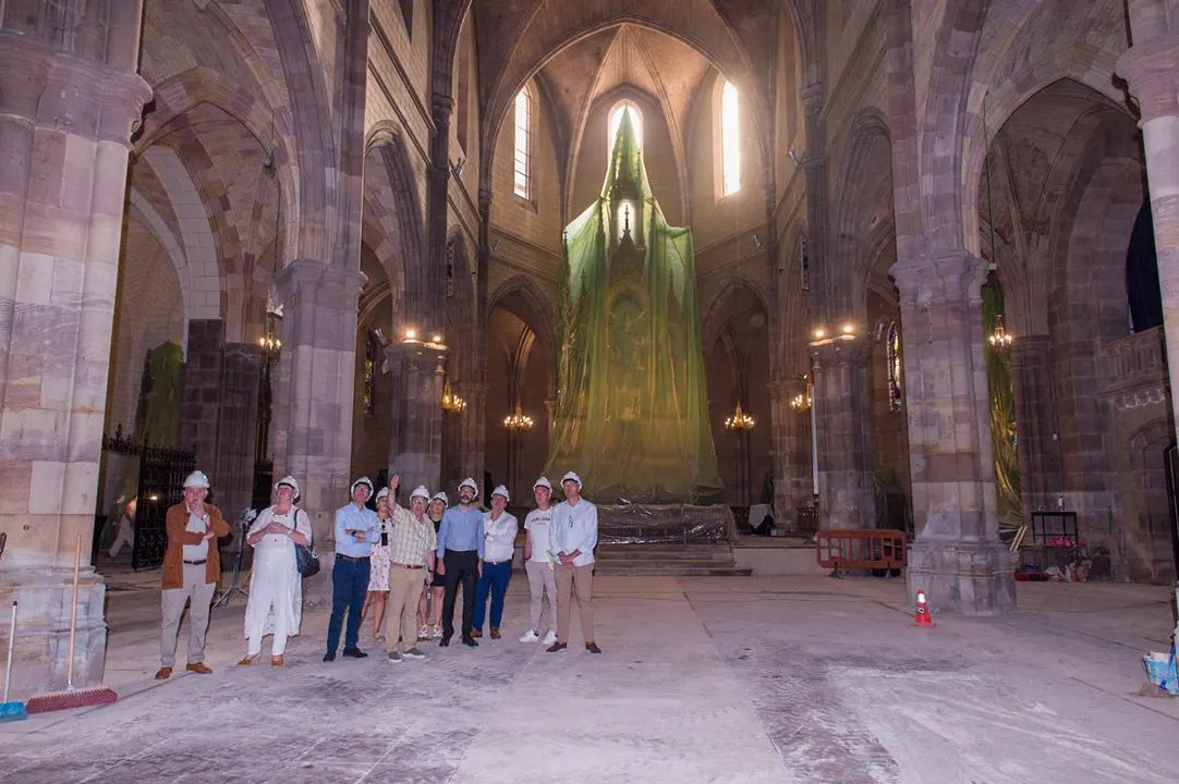 Las autoridades de Torrelavega visitan las obras de la iglesia de La Asunci&oacute;n. / Alerta