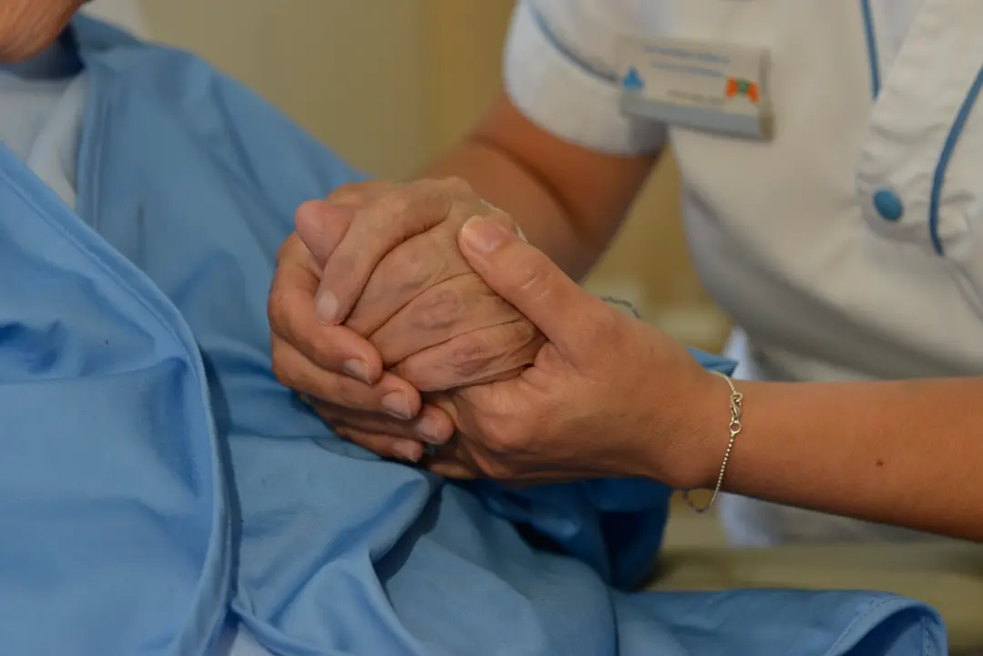 Atenci&oacute;n a un enfermo en el Hospital Santa Clotilde. / Alerta