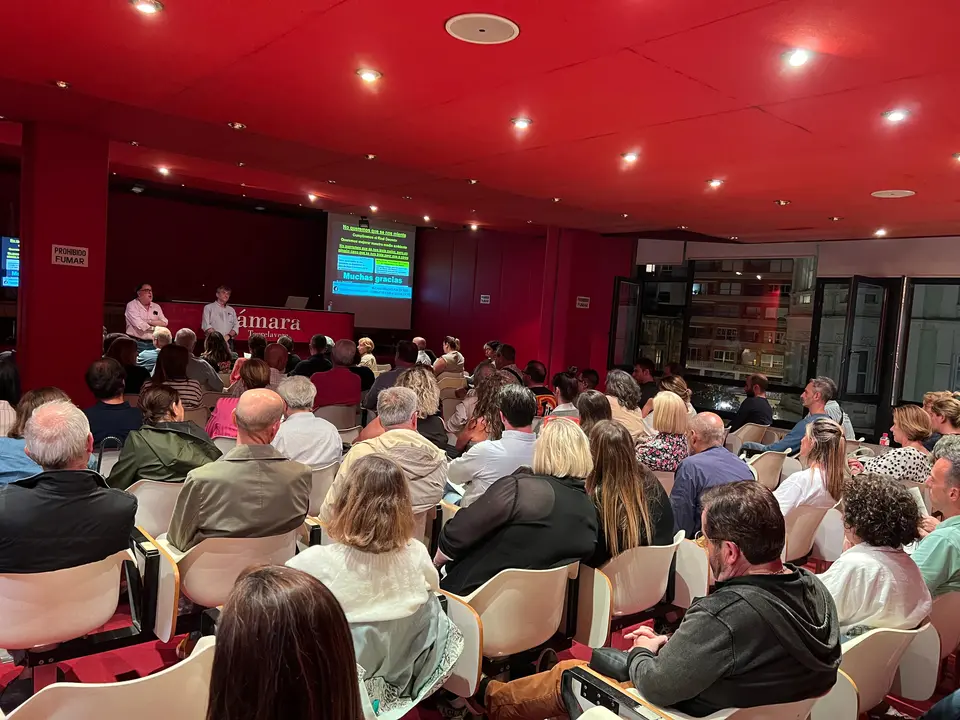 Masiva asistencia del comercio de Torrelavega a la asamblea informativa sobre la Zona de Bajas Emisiones. / Alerta