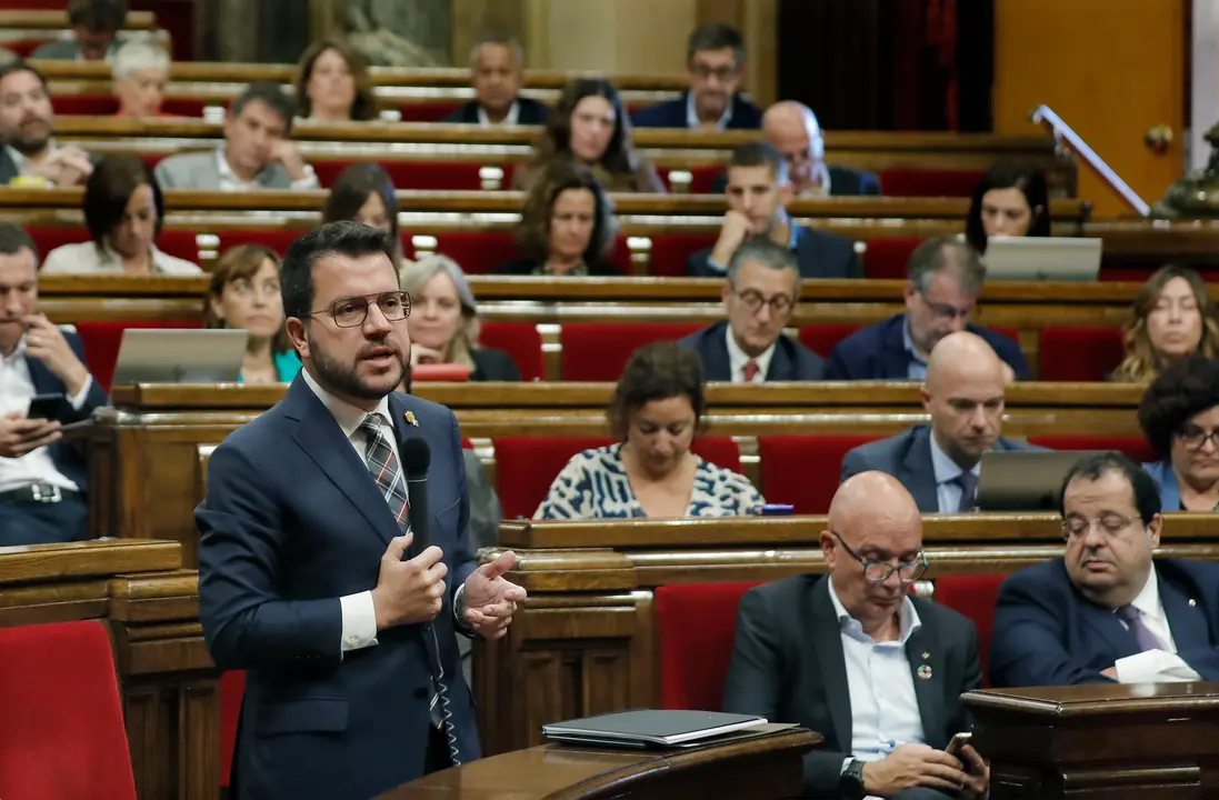 El presidente de la Generalitat, Pere Aragon&egrave;s, durante la sesi&oacute;n de control al Govern que se celebra en el Parlament, mientras que prosiguen las negociaciones en Madrid sobre la investidura del candidato del PSOE, Pedro S&aacute;nchez. / Andreu Dalmau
