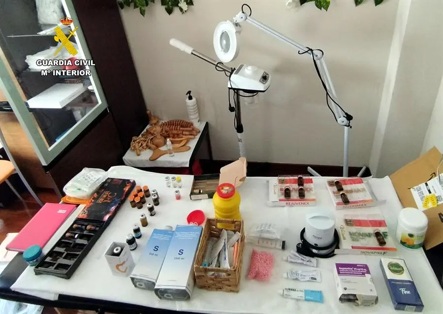Fotograf&iacute;a de material incautado durante la clausura por parte de la Guardia Civil de dos pisos en los que se hac&iacute;an tratamientos de est&eacute;tica. La Guardia Civil ha clausurado dos pisos en Malia&ntilde;o donde se practicaban intervenciones est&eacute;ticas ilegales, en una operaci&oacute;n en la que han sido detenidas dos mujeres por infiltrar f&aacute;rmacos para reducir la grasa no autorizados en Espa&ntilde;a, que han provocado graves lesiones en, al menos, una v&iacute;ctima. EFE/ Guardia Civil SOLO USO EDITORIAL SOLO DISPONIBLE PARA ILUSTRAR LA NOTICIA QUE ACOMPA&Ntilde;A (CR&Eacute;DITO OBLIGATORIO)