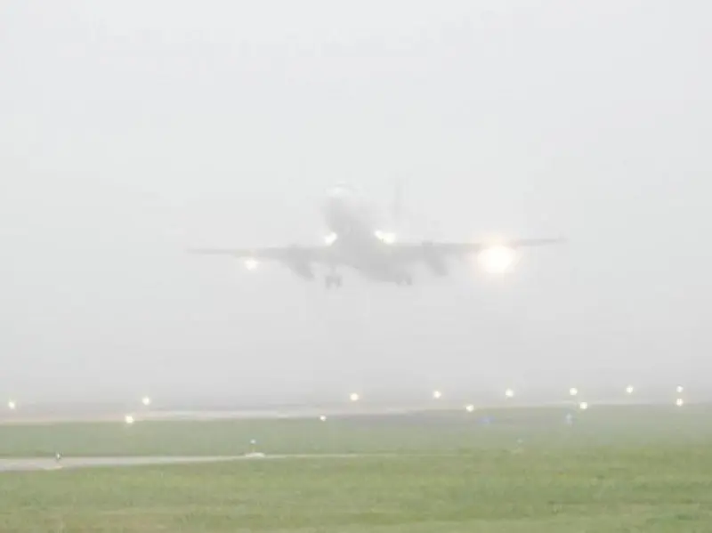 La niebla en el aeropuerto impide aterrizar al avi&oacute;n. / EP