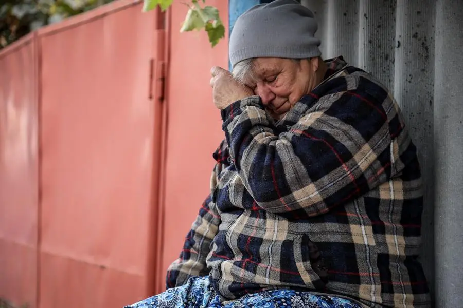 Una residente llora junto a su casa dos d&iacute;as despu&eacute;s de que un bombardeo ruso alcanzara su aldea, en la regi&oacute;n de Jarkov. EFE / YAKIV LIASHENKO