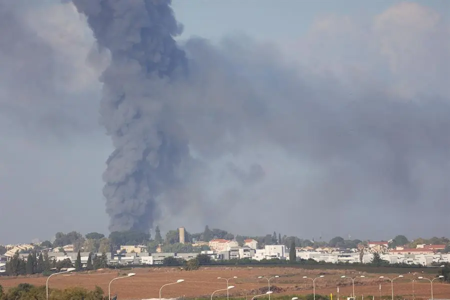 07/10/2023 07:36 (UTC)
Cr&eacute;dito:
EFE
Fuente:
EPA
Autor:
ABIR SULTAN
Tem&aacute;tica:
Disturbios y conflictos &raquo; Conflicto armado
Humo tras un impacto sobre la ciudad israel&iacute; de Gedera tras el lanzamiento de cohetes desde Gaza. EFE / ABIR SULTAN