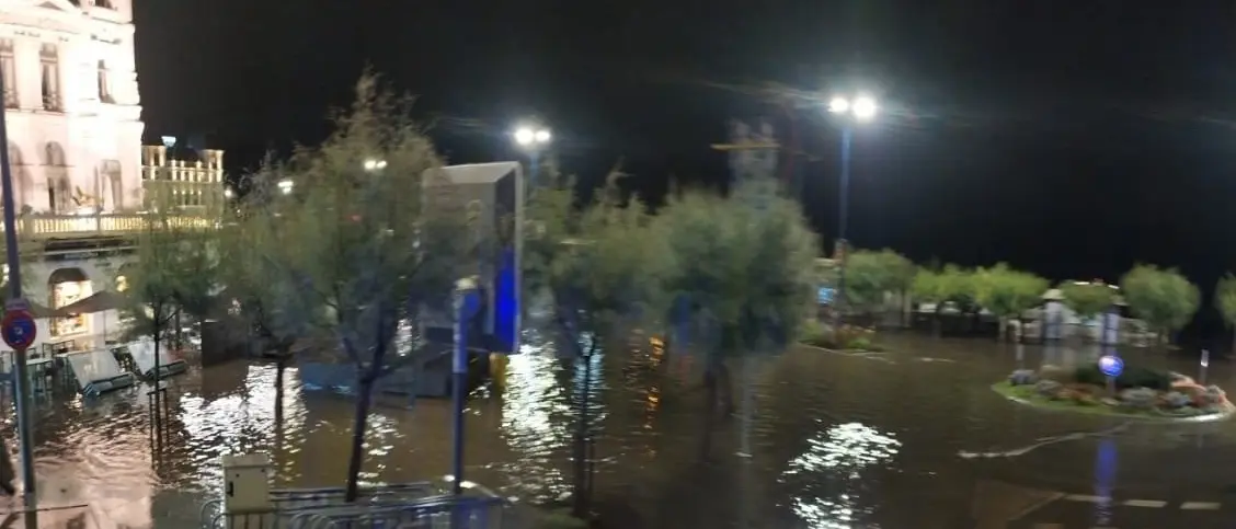 Inundaci&oacute;n en la zona de El Sardinero, en Santander. / Alerta