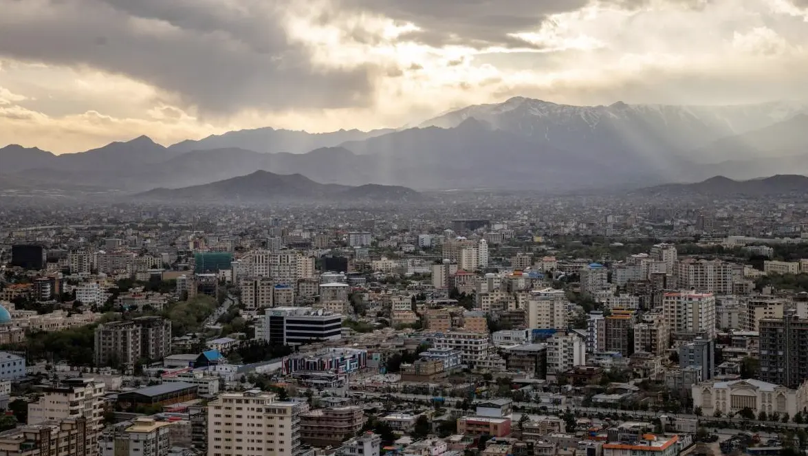 a cifra de v&iacute;ctimas mortales por el terremoto de magnitud 6,3 y las consecutivas r&eacute;plicas que sacudieron ayer el oeste de Afganist&aacute;n se elev&oacute; este domingo a 400 mientras.