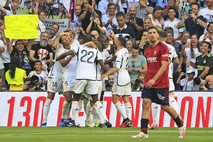 Jude Bellingham (2I) centrocampista ingl&eacute;s del Real Madrid celebra con sus compa&ntilde;eros, su gol durante el partido de Liga EA Sports en el estadio Santiago Bernab&eacute;u de Madrid. EFE/ZIPI
