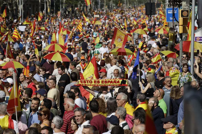 Cientos de personas protestan durante una manifestaci&oacute;n de SCC contra la amnist&iacute;a, a 8 de octubre de 2023, en Barcelona, Catalunya (Espa&ntilde;a). Sociedad Civil Catalana ha convocado una manifestaci&oacute;n contra la amnist&iacute;a y el derecho al refer&eacute;ndum bajo el lema &lsquo;No en mi nombre:ni amnist&iacute;a, ni autodeterminaci&oacute;n&rsquo;. La protesta busca visibilizar el acuerdo para la investidura del Gobierno de Espa&ntilde;a que han negociado las &uacute;ltimas semanas el presidente del Gobierno en funciones y Carles Puidgemont. Adem&aacute;s, conmemora la manifestaci&oacute;n convocada por el refer&eacute;ndum del 1 de octubre de 2017.
08 OCTUBRE 2023;MANIFESTACI&Oacute;N;RECURSOS;MANI;AMNIST&Iacute;A;REFER&Eacute;NDUM;PROTESTA;SCC
Kike Rinc&oacute;n / Europa Press
08/10/2023