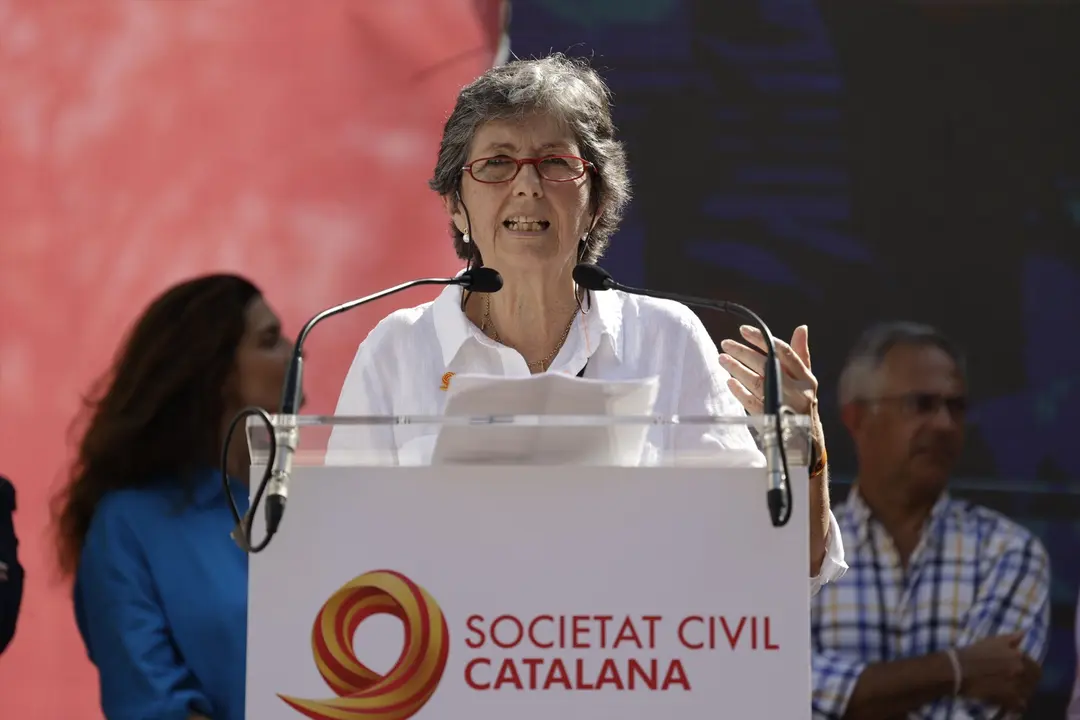 La presidenta de la Sociedad Civil Catalana, Elda Mata, interviene durante una manifestaci&oacute;n de SCC contra la amnist&iacute;a. EP / Kike Rinc&oacute;n