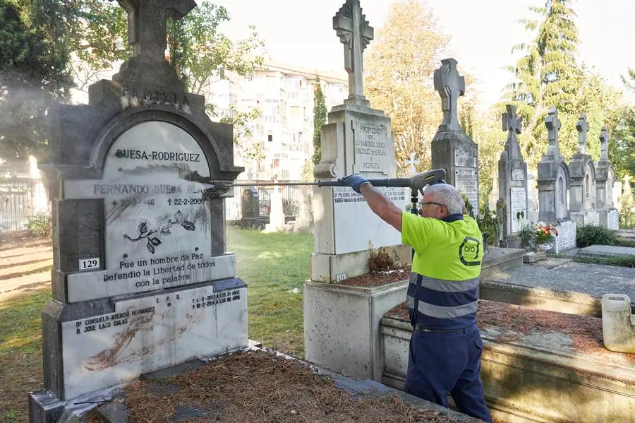 Un operario municipal limpia las pintadas y las manchas con heces en la tumba del socialista asesinado por ETA Fernando Buesa, en el cementerio de Santa Isabel de Vitoria Gasteiz. EFE / Adri&aacute;n Ruiz Hierro