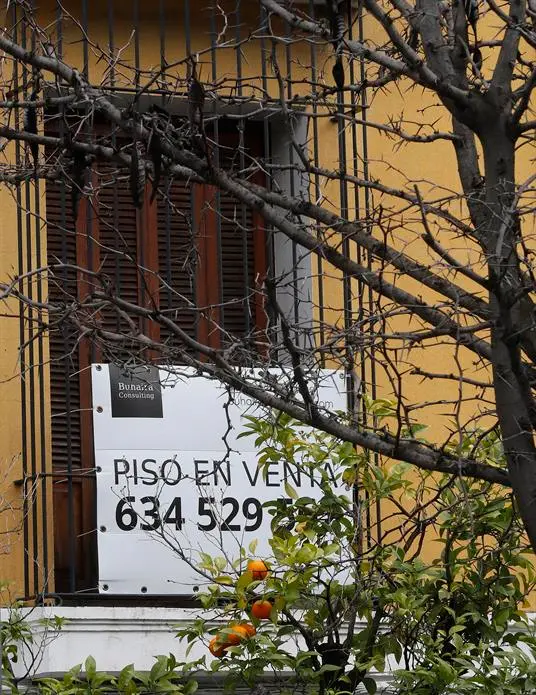 Un cartel de venta de vivienda. EFE / Jose Manuel Vidal / Archivo