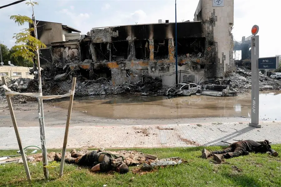 Los cuerpos de militantes de Ham&aacute;s frente a la destruida comisar&iacute;a de polic&iacute;a en la ciudad sure&ntilde;a de Sderot, cerca de la frontera con Gaza. EFE/ ATEF SAFADI