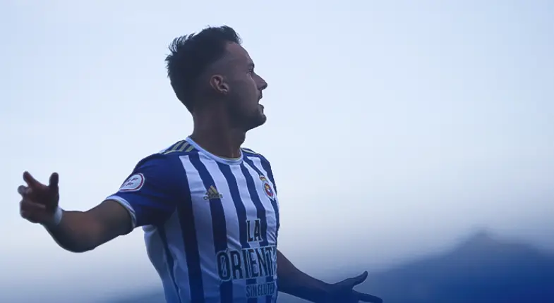 El jugador de la Gimnastica se lamenta.
