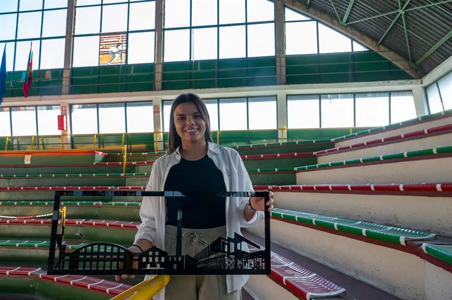 La campeona de Espa&ntilde;a de Bolos, Andrea G&oacute;mez, durante el homenaje. EFE / Pedro Puente Hoyos