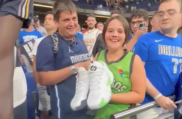 Ainara, una ni&ntilde;a de Pi&eacute;lagos durante el partido en el Wizink Center de Madrid.