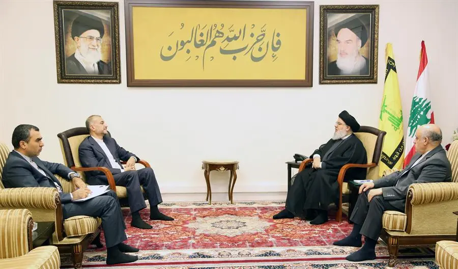Foto realizada por la oficina de prensa de Hizbul&aacute; que muestra a su l&iacute;der, Hassan Nasrala (atr&aacute;s a la derecha) en una entrevista con el ministro iran&iacute; de Exteriores, Hosein Amir Abdolahian (atr&aacute;s izquierda) en Beirut. EFE / HEZBOLLAH MEDIA OFFICE