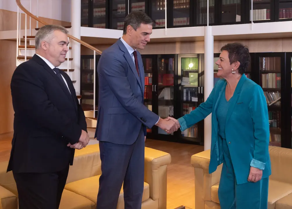 (I-D) El secretario de Organizaci&oacute;n del Partido Socialista, Santos Cerd&aacute;n y el presidente del Gobierno en funciones, Pedro S&aacute;nchez, reciben a la portavoz de EH Bildu en el Congreso de los Diputados, Mertxe Aizpurua, durante su ronda de contactos.  EP / Eduardo Parra