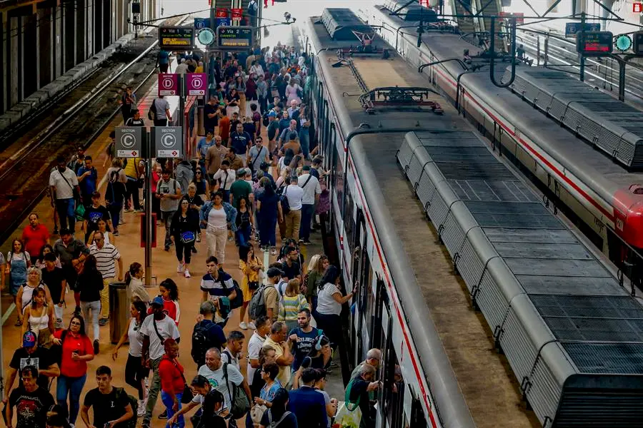 Cientos de pasajeros en la estaci&oacute;n de Atocha. EFE / Gema Garc&iacute;a