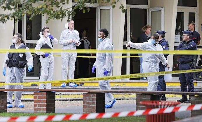 El terrorismo islamista golpe&oacute; este viernes de nuevo en una escuela francesa con el asesinato de un profesor de secundaria, acuchillado por un joven checheno, en un atentado que se asemeja mucho a la traum&aacute;tica muerte tambi&eacute;n a cuchilladas de Samuel Paty hace casi tres a&ntilde;os. EFE/EPA/Ludovic Marin / POOL MAXPPP OUT

