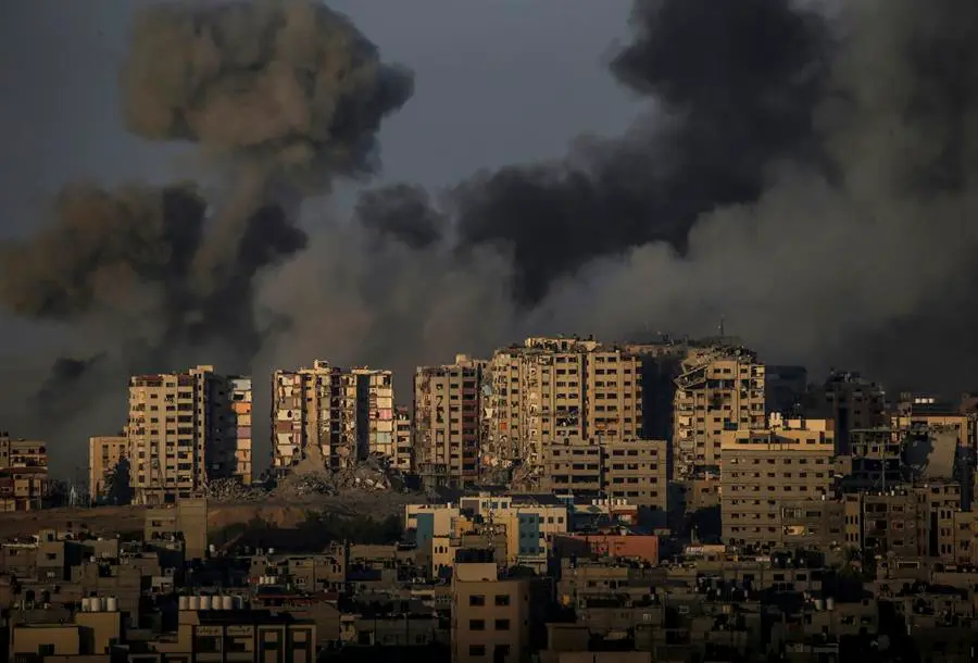 Humo de una explosi&oacute;n despu&eacute;s de que militantes de la milicia Ezz Al-Din Al Qassam, el ala militar del movimiento Hamas, lanzaran cohetes desde la costa de la Franja de Gaza hacia Israel en la ciudad de Gaza. EFE / MOHAMMED SABER
