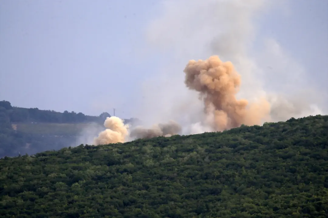 Humo tras el impacto de un misil al sur de L&iacute;bano. EP / Ali Hashisho