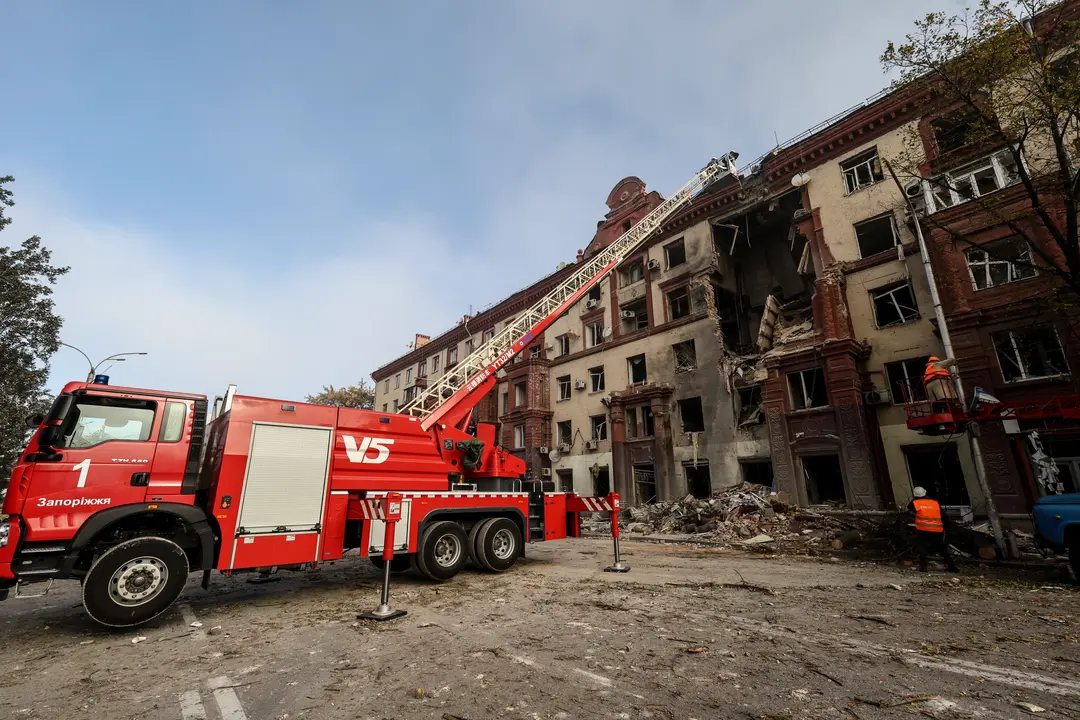 Equipos de rescate ucranianos actuando en la zona de impacto de un misil ruso, en la ciudad de Zaporiyia. EFE / Kateryna Klochko