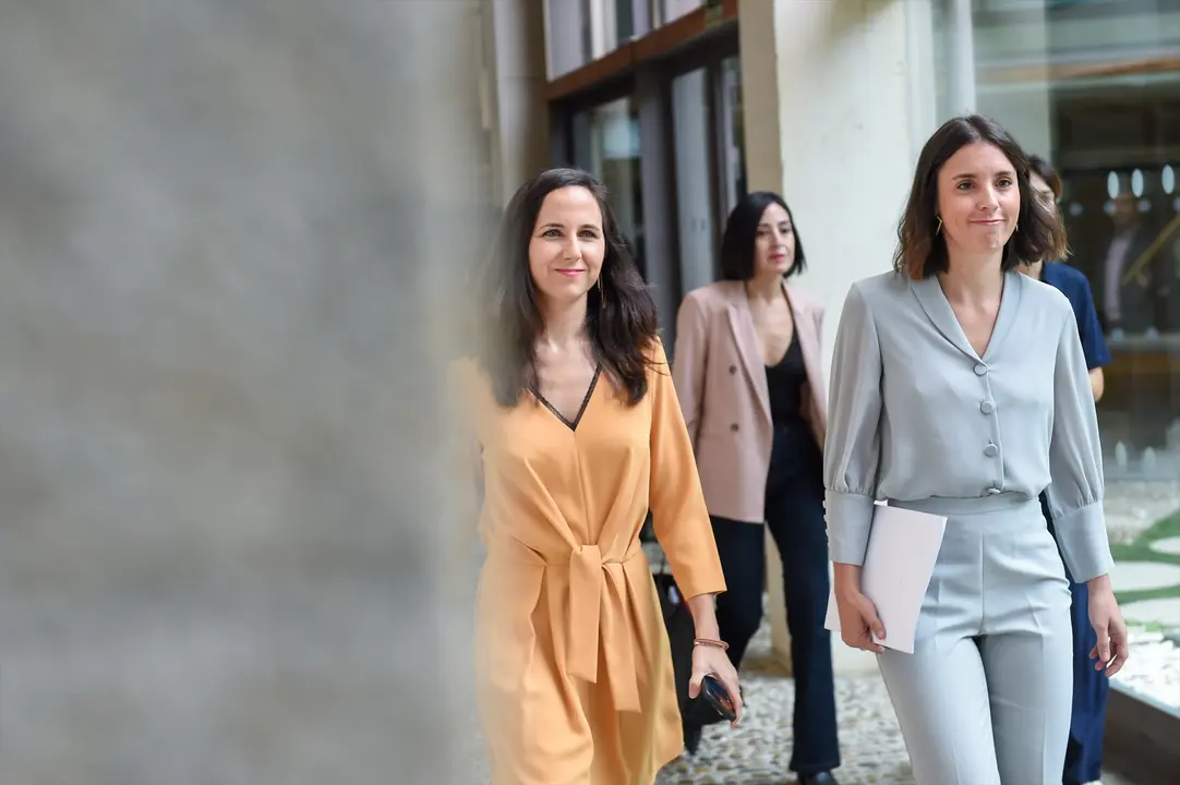 La ministra de Derechos Sociales y Agenda 2030 en funciones, Ione Belarra (i), junto a la ministra de Igualdad en funciones, Irene Montero (d). EP / Gustavo Valiente