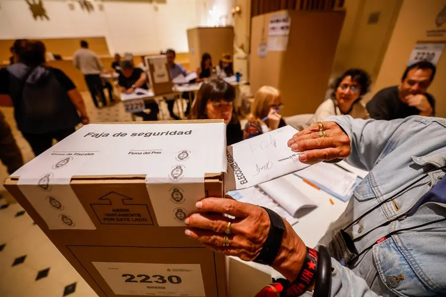 Ciudadanos votan en las elecciones generales hoy, en Buenos Aires. EFE / Juan Ignacio Roncoroni