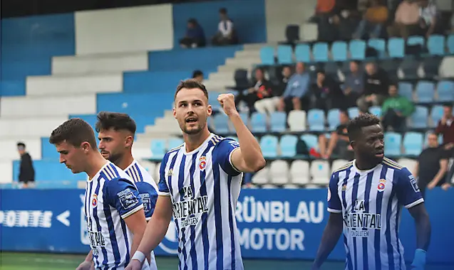 El delantero del conjunto torrelaveguense celebrando un tanto del partido. / ALERTA