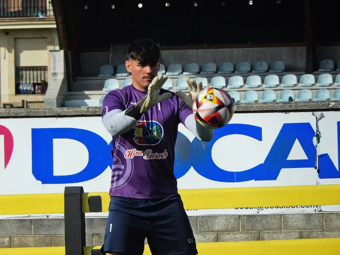 El portero del Cay&oacute;n durante sus entrenamientos minutos antes del comienzo del partido. / ALERTA
