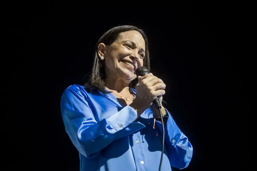 La exdiputada Maria Corina Machado sonr&iacute;e mientras celebra junto a aliados y seguidores en las primeras horas de este lunes los resultados ofrecidos por la comisi&oacute;n de elecciones primarias, en Caracas (Venezuela). La exdiputada Mar&iacute;a Corina Machado es la gran triunfadora de las primarias opositoras de este domingo en Venezuela, con el 93,13 % de los votos, con un 26,06 % de las actas escrutadas, de unas votaciones en las que los venezolanos eligieron a quien debe enfrentarse al chavismo en las presidenciales de 2024. EFE/ Miguel Guti&eacute;rrez