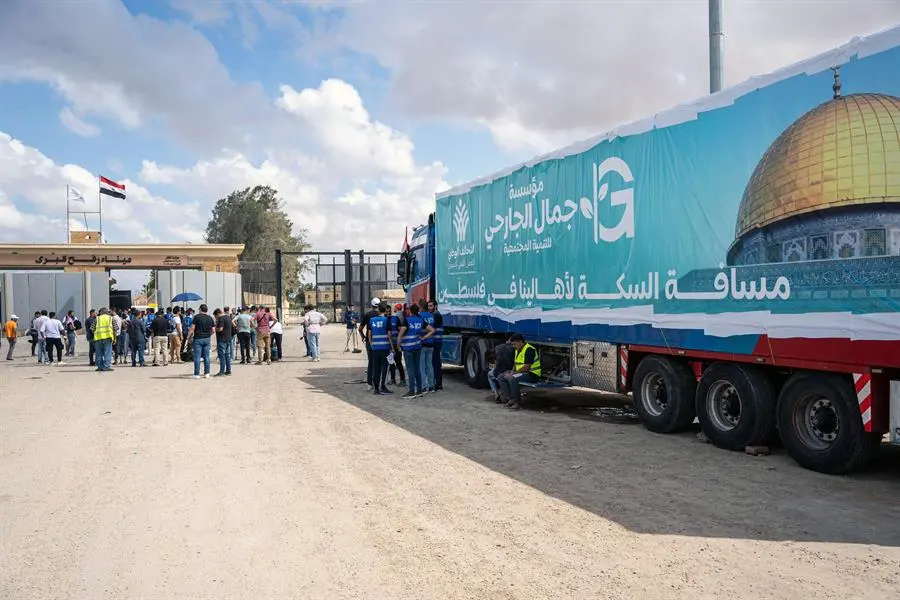 Un cami&oacute;n con ayuda humanitaria en la frontera de Egipto con la Franja de Gaza. EFE / ALI MOUSTAFA