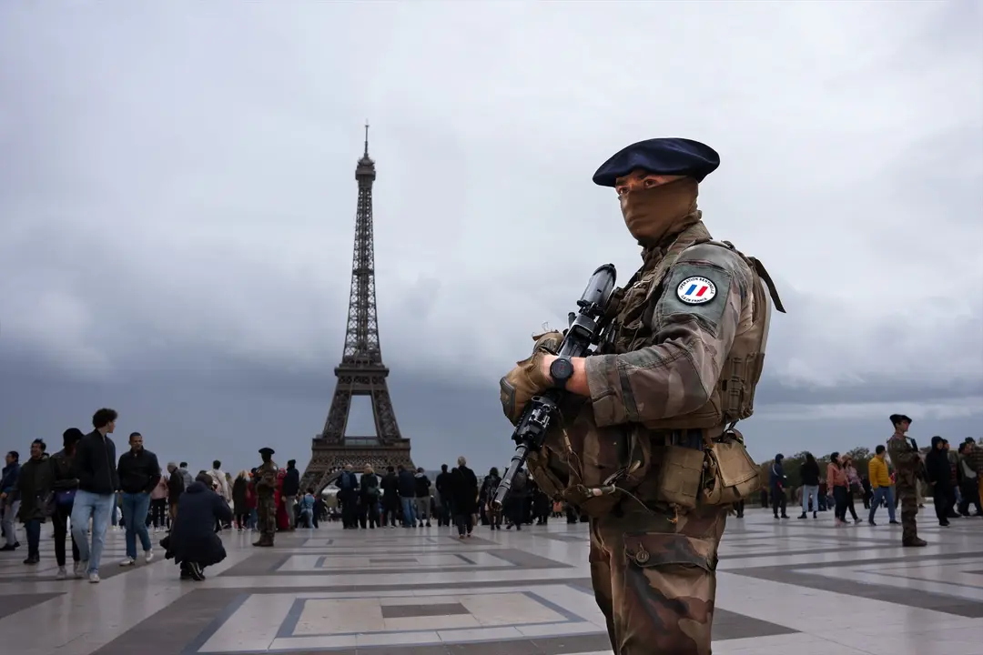 Un polic&iacute;a frente a la Torre Eiffel. EP / Ximena Borrazas