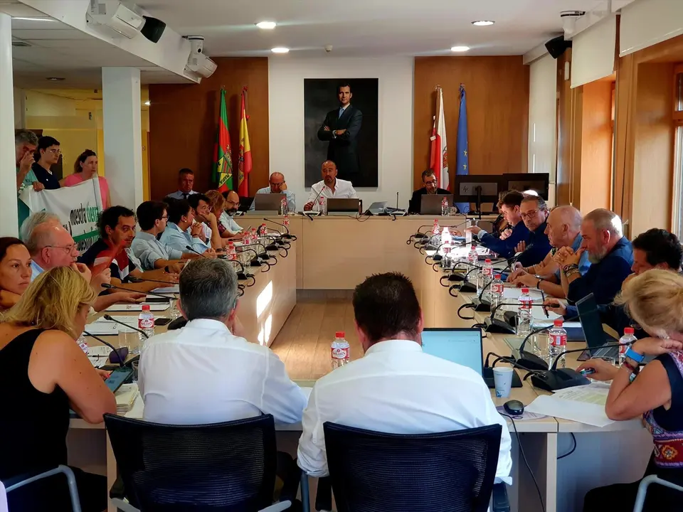 Pleno del Ayuntamiento de Torrelavega. Alerta / Archivo