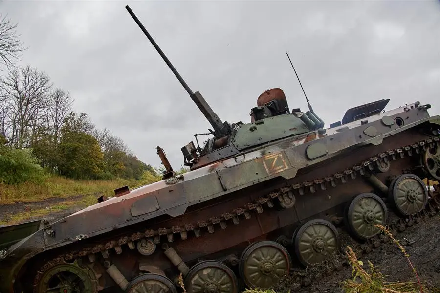 Un veh&iacute;culo militar ruso da&ntilde;ado en el distrito de K&uacute;piansk (Ucrania). EFE / SERGEY KOZLOV / Archivo