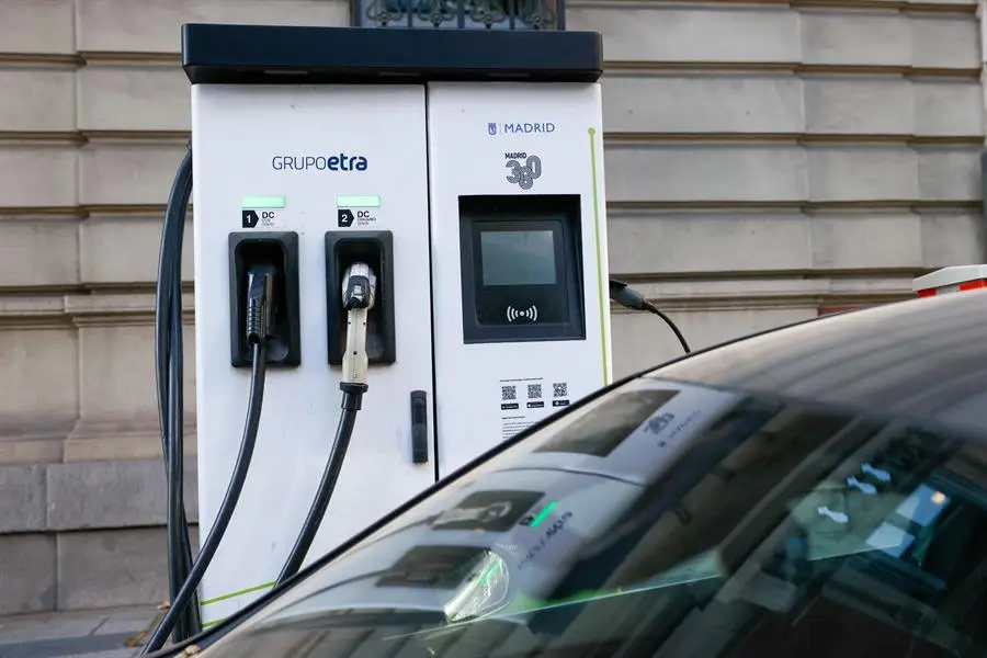 Carga veh&iacute;culos el&eacute;ctricos en una calle de Madrid. EFE/Mariscal
