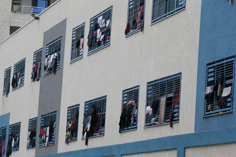 Ropas de las familias palestinas en una escuela de Gaza. EFE / MOHAMMED SABER