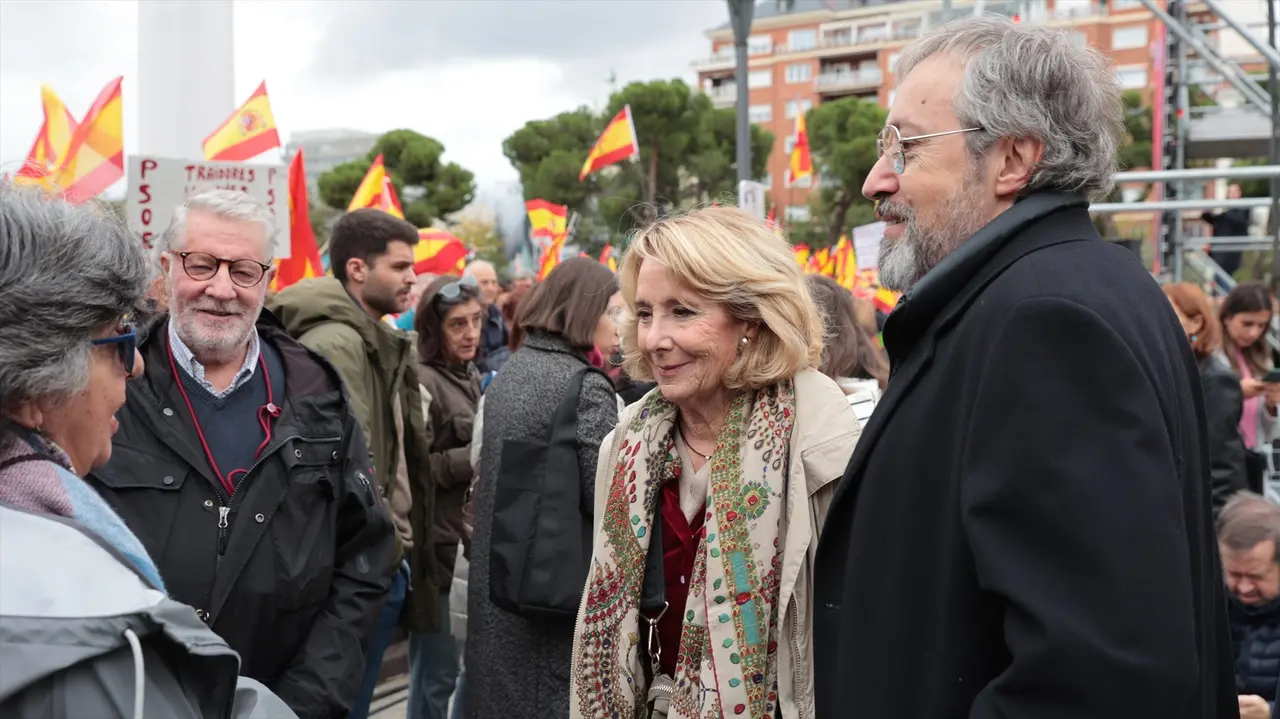 La expresidenta de la Comunidad de Madrid Esperanza Aguirre participa en una manifestaci&oacute;n bajo el lema, 'Defendamos la unidad&rsquo;, en la Plaza de Col&oacute;n de Madrid. EP / Jes&uacute;s Hell&iacute;n