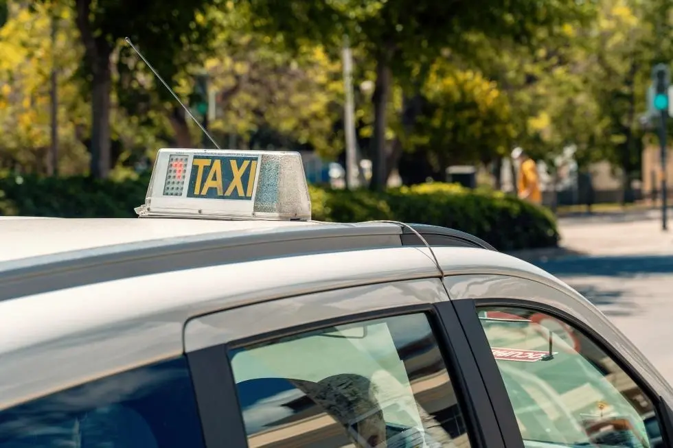Un taxi circulando en una calle. / EP