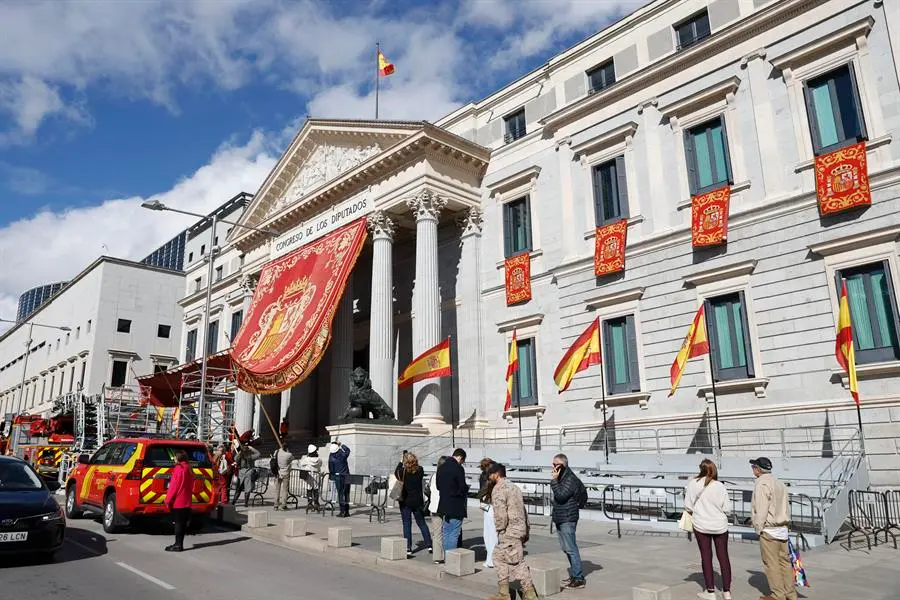 El Congreso de los Diputados ha colocado este lunes el baldaquino o dosel de gala que lucir&aacute; ma&ntilde;ana en el atrio de la Puerta de los Leones durante la jura de la princesa Leonor a la Constituci&oacute;n. EFE / Aitor Mart&iacute;n