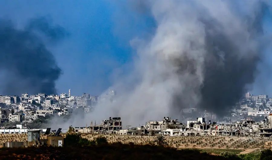 Humo en la parte norte de la Franja de Gaza como resultado de un ataque a&eacute;reo israel&iacute;, visto desde Sderot, sur de Israel. EFE / HANNIBAL HANSCHKE