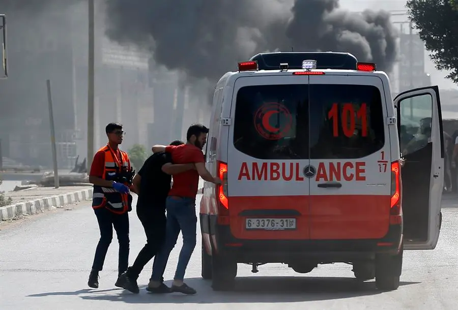 Una ambulancia en Gaza. EFE / ALAA BADARNEH