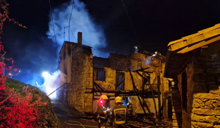 Los bomberos durante la extinci&oacute;n del incendio.