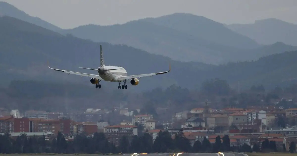 Un avi&oacute;n trata de aterrizar en el aeropuerto de Bilbao en una jornada con mucho viento EFE