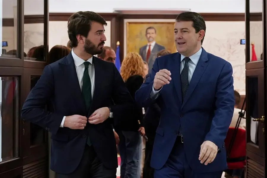 El presidente de la Junta de Castilla y Le&oacute;n, Alfonso Fern&aacute;ndez Ma&ntilde;ueco (d), junto al vicepresidente, Juan Garc&iacute;a Gallardo, tras la celebraci&oacute;n de un Consejo de Gobierno extraordinario. EFE / Nacho Gallego