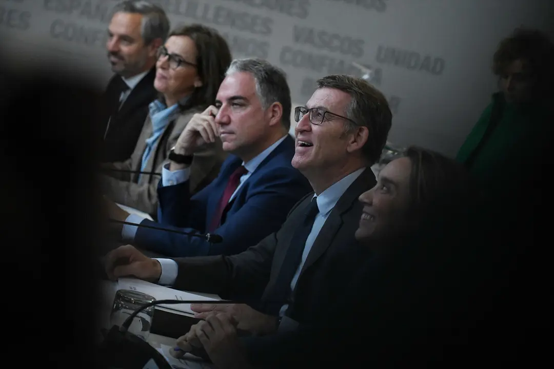 (I-D) El coordinador general del PP, El&iacute;as Bendodo; el presidente del Partido Popular, Alberto N&uacute;&ntilde;ez Feij&oacute;o y la secretaria general del PP, Cuca Gamarra. EP / Fernando S&aacute;nchez